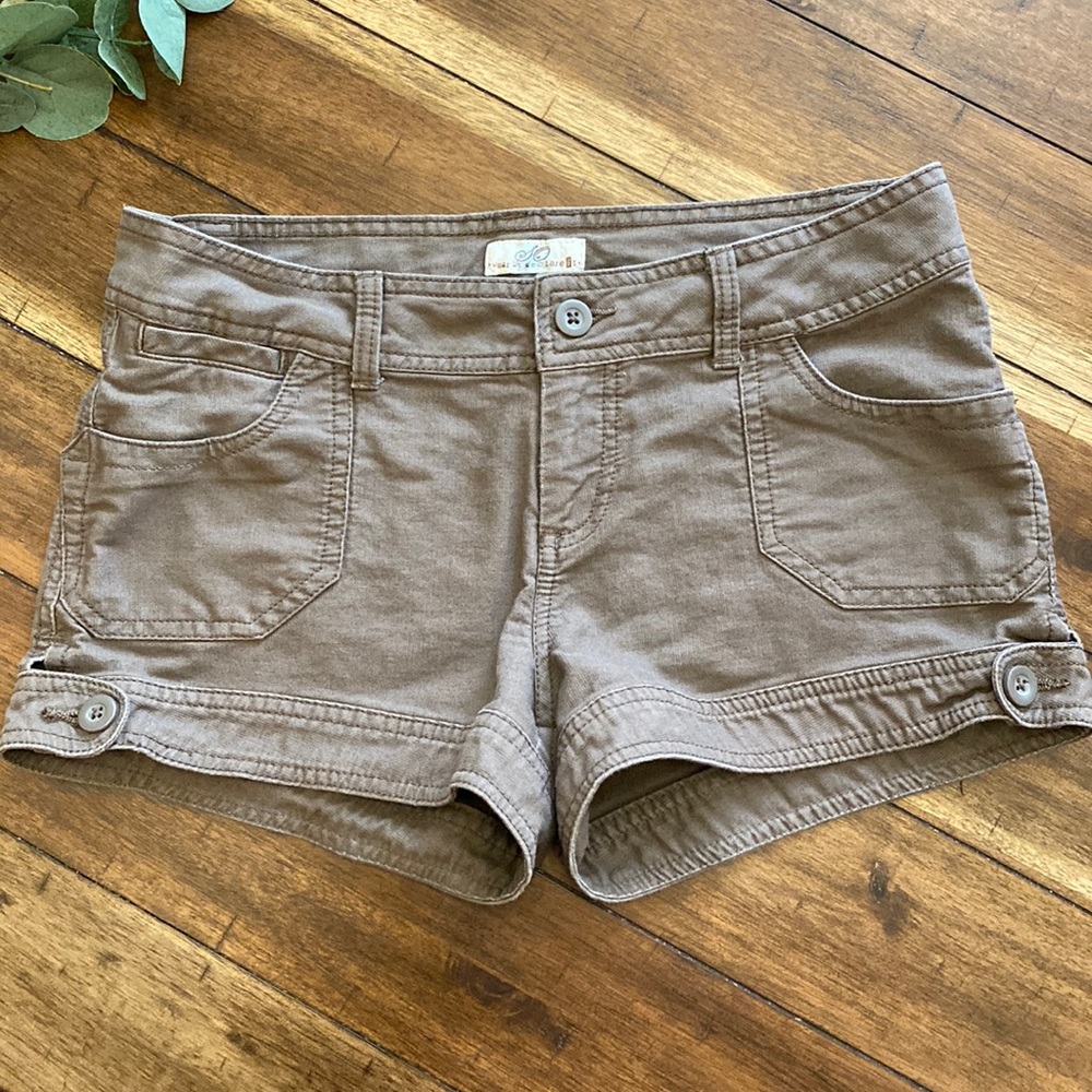 💛 2/$12 sale item 😆Medium brown short, size 9